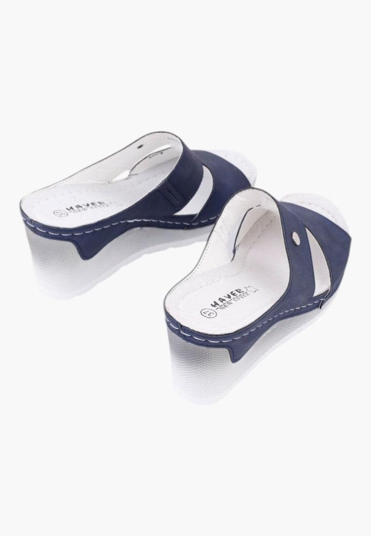 Zbliżenie na otwarty palec niebieskich klapek damskich w projekcie slip-on.