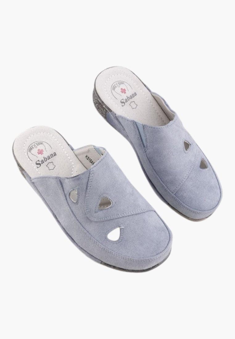 Frontalny widok niebieskich klapek z otwartym palcem w stylu casual.
