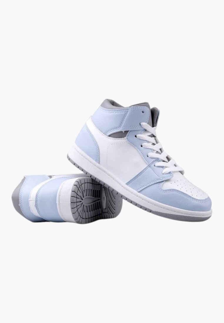 Niebiesko-białe sneakersy w stylu życia, widok z boku.