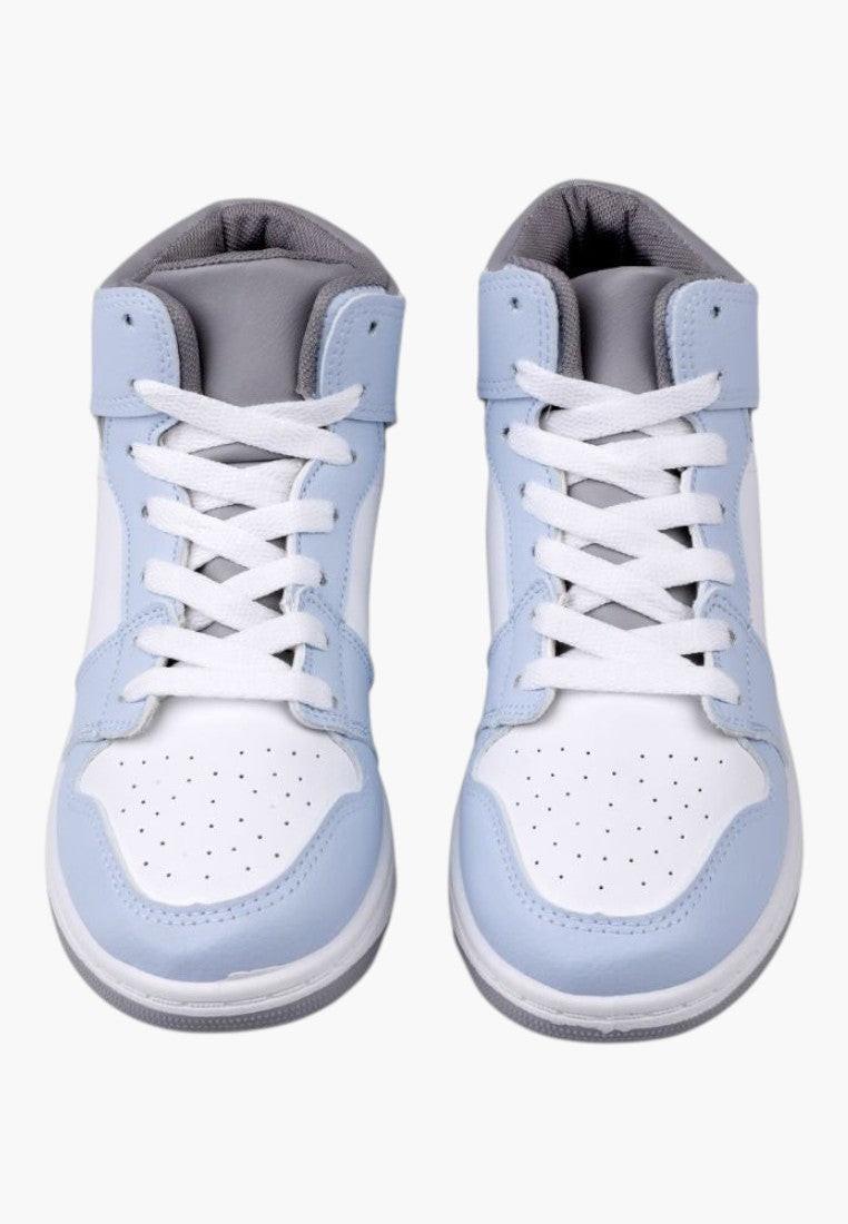 Widok z góry na niebiesko-białe sneakersy z okrągłym noskiem.