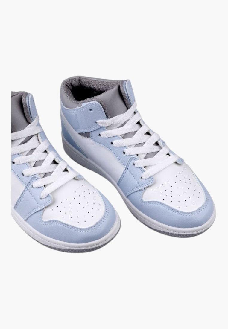 Zbliżenie na detal niebiesko-białych sneakersów z przeszyciami.