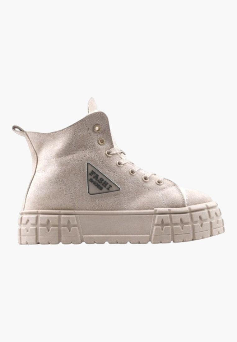 Beżowe sneakersy damskie, widok z boku z grubą podeszwą.