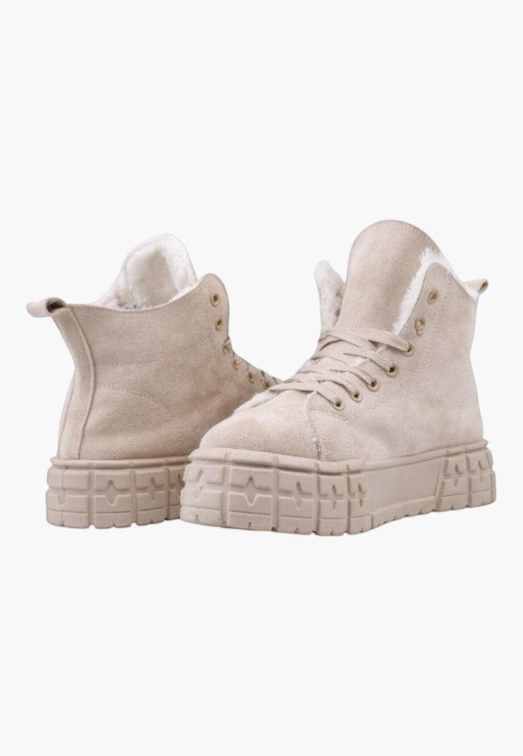 Beżowe sneakersy damskie, widok z boku z grubą podeszwą.