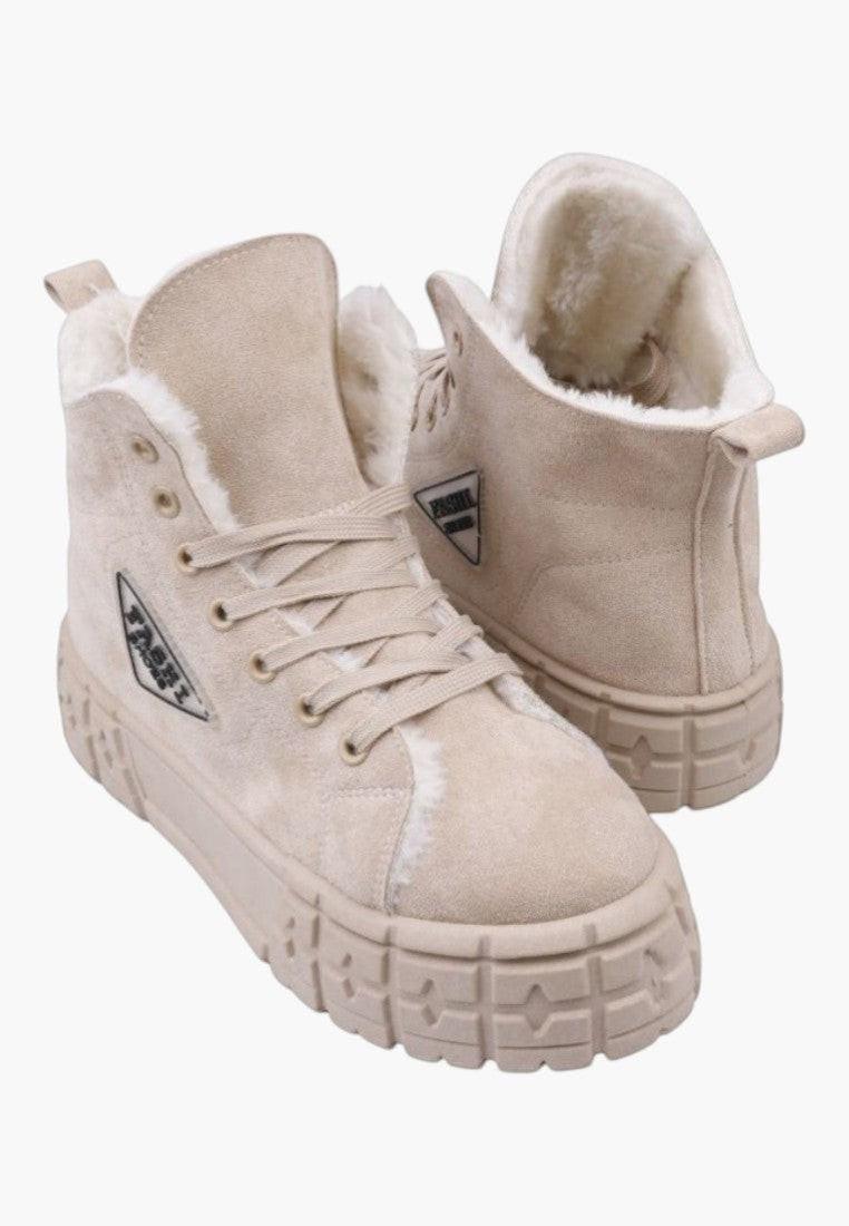Beżowe sneakersy damskie, widok z przodu z futrzanym wnętrzem.