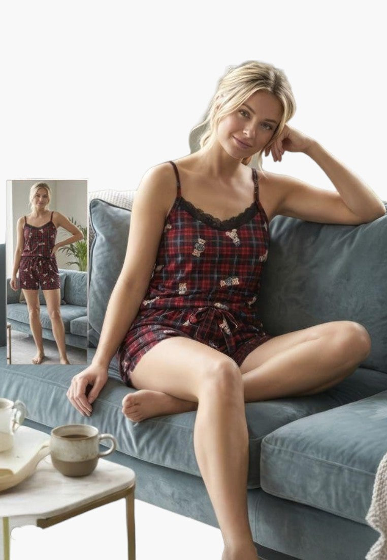 Kobieta w czerwonej piżamie damskiej w stylu casual na tle naturalnym.