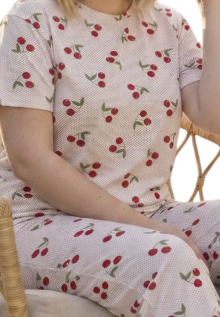 Szczegółowy widok piżamy damskiej z czerwonym nadrukiem wiśni.
