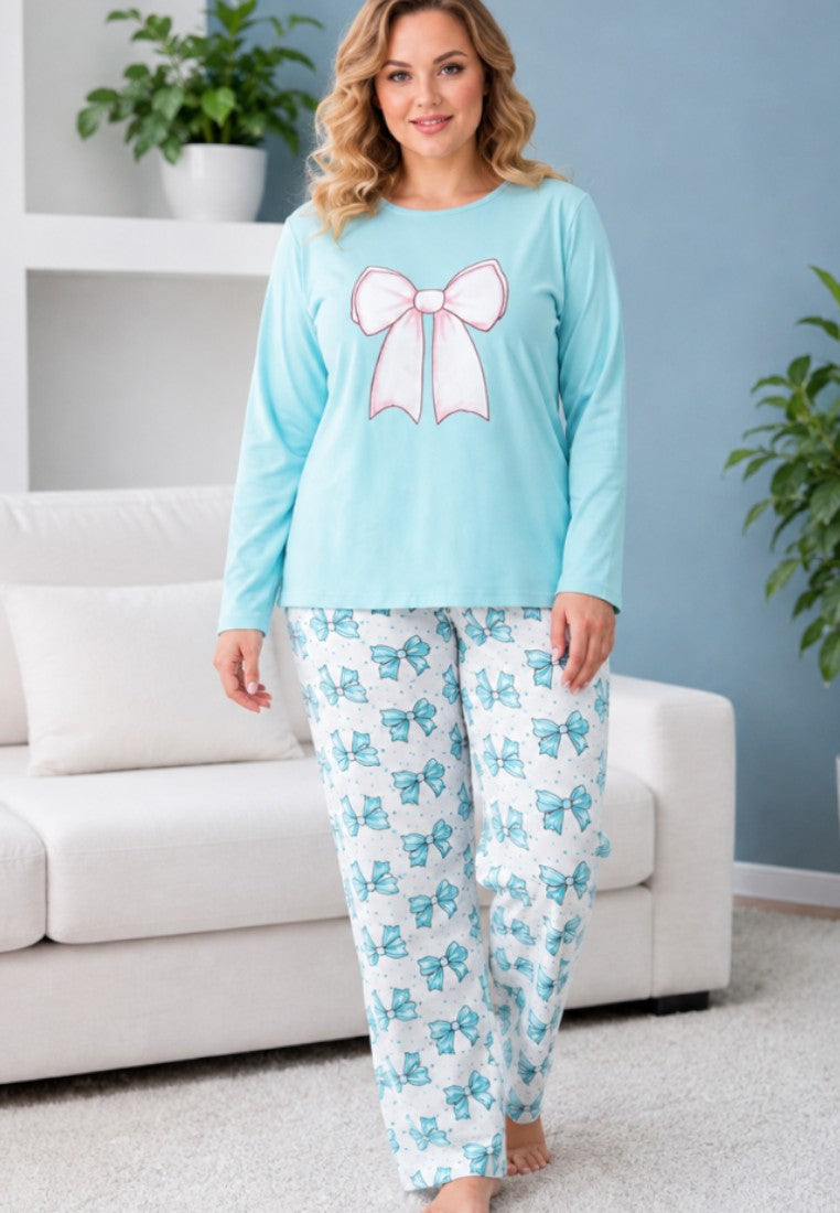 Wielokolorowa piżama damska plus size z jasnoniebieską bluzą i spodniami w kokardki, widok lifestyle.