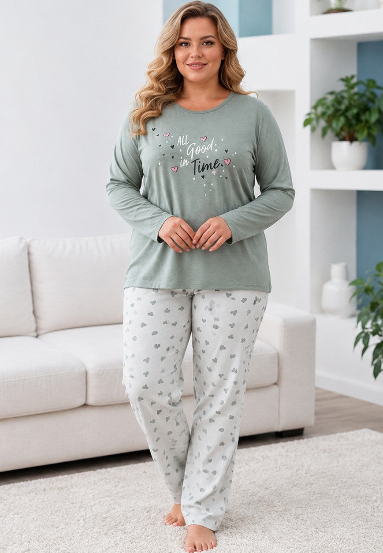 Wielokolorowa piżama plus size z długim rękawem i spodniami w serca, w jasnym salonie.