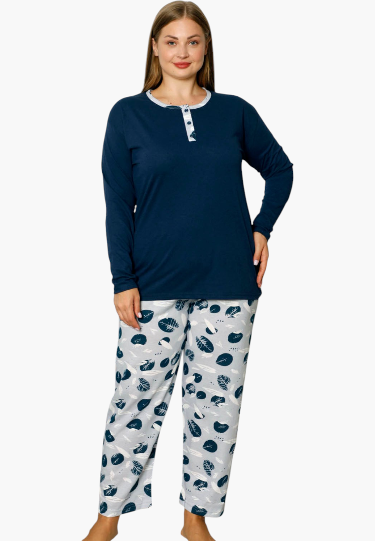 Wielokolorowa piżama damska plus size z granatową bluzą i szarymi spodniami w liście, widok lifestyle.