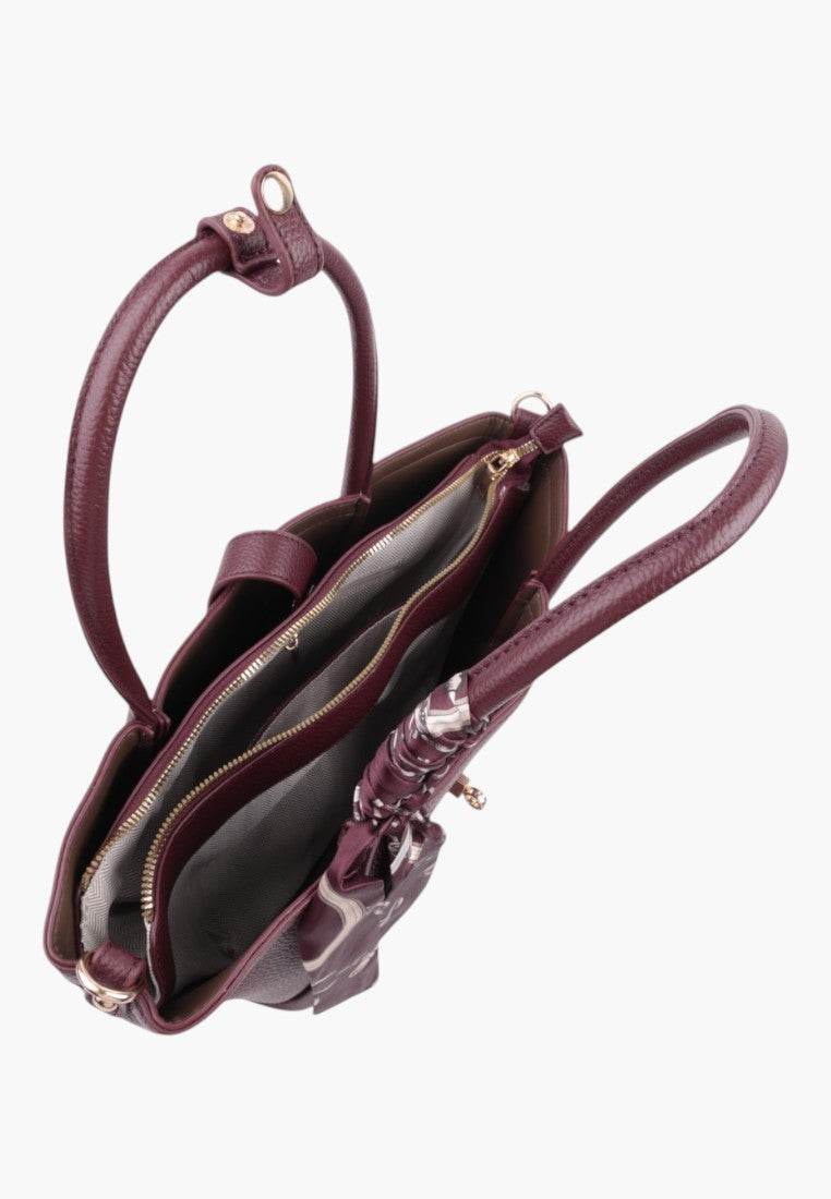 Burgundowa torebka shopper z dwiema komorami i regulowanym paskiem, widok szczegółowy.
