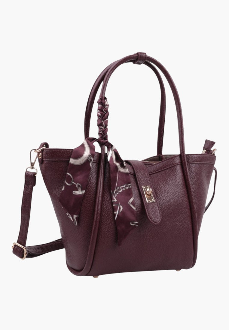 Burgundowa torebka shopper z dekoracyjnym szalikiem, widok z boku.