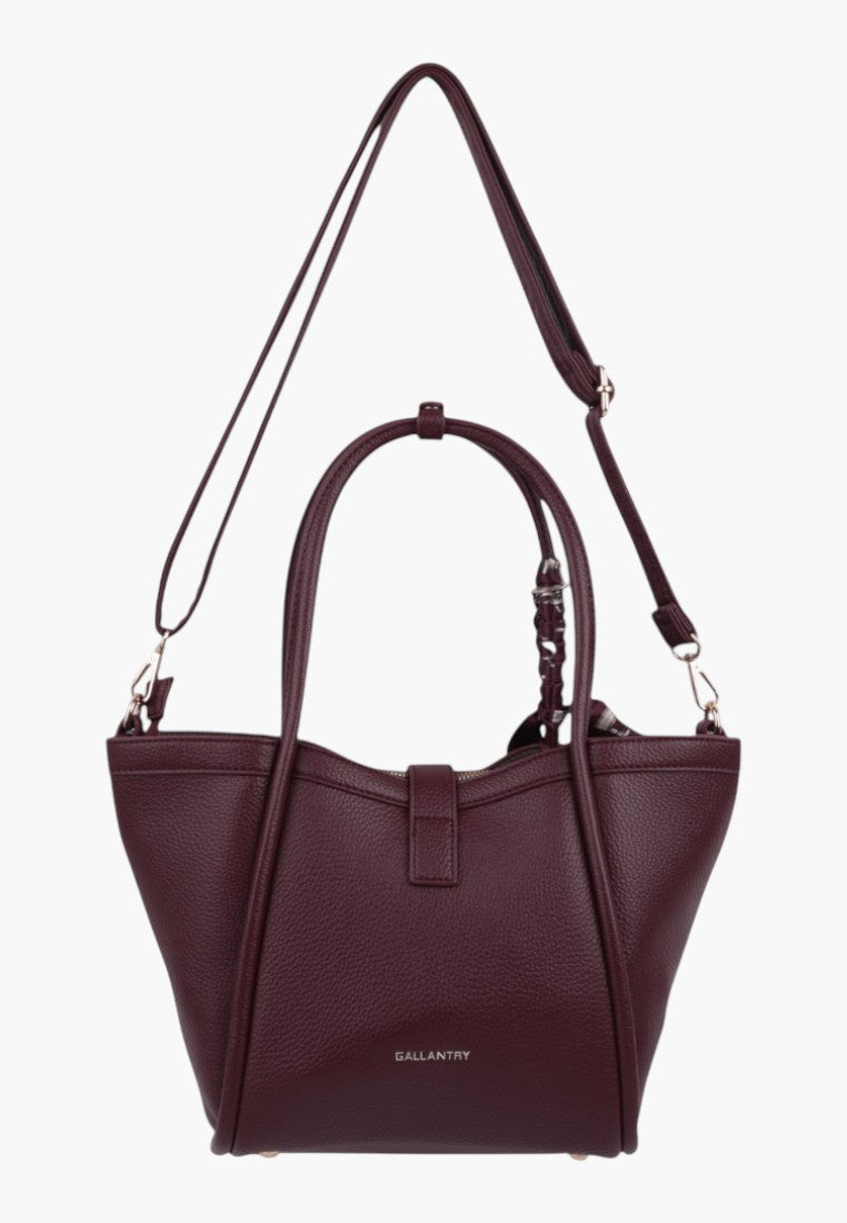 Stylowa burgundowa torebka shopper, widok lifestyle.