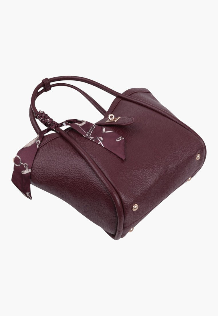 Burgundowa torebka shopper z dwiema komorami, widok z boku.