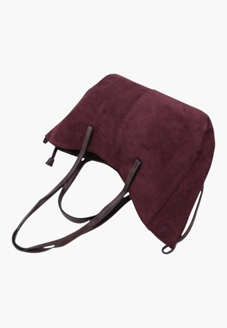 Szczegółowy widok burgundowej torebki shopper z długimi paskami na ramię.