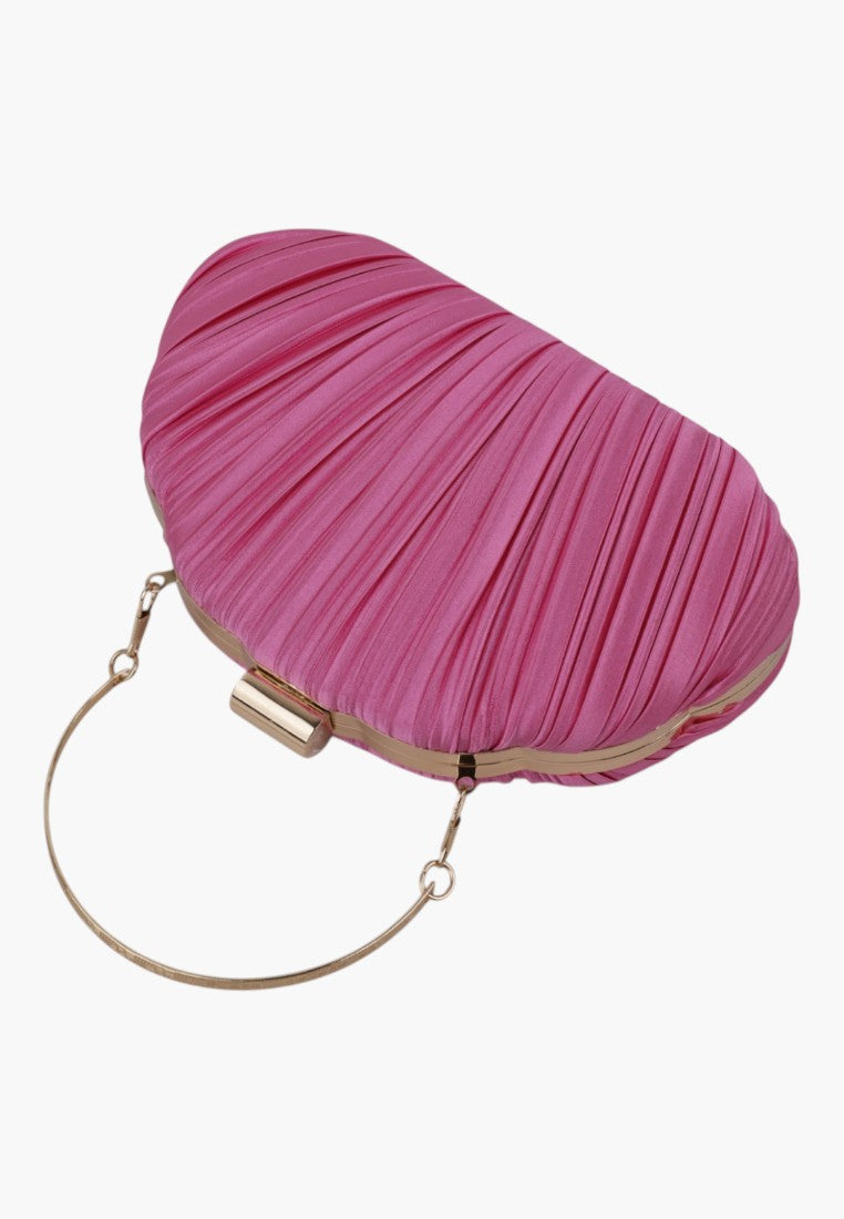 Boczny widok różowej kopertówki z plisowaniem i srebrnym uchwytem na białym tle