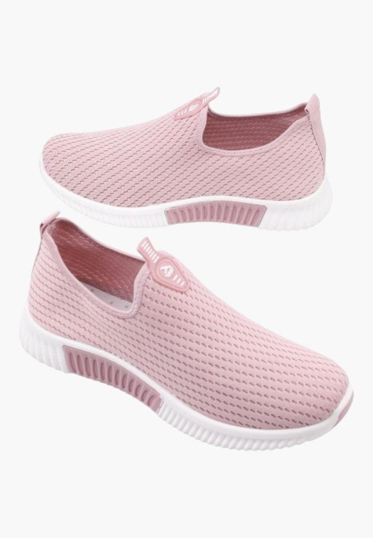 Różowe buty sportowe damskie z boku, z podeszwa amortyzującą.