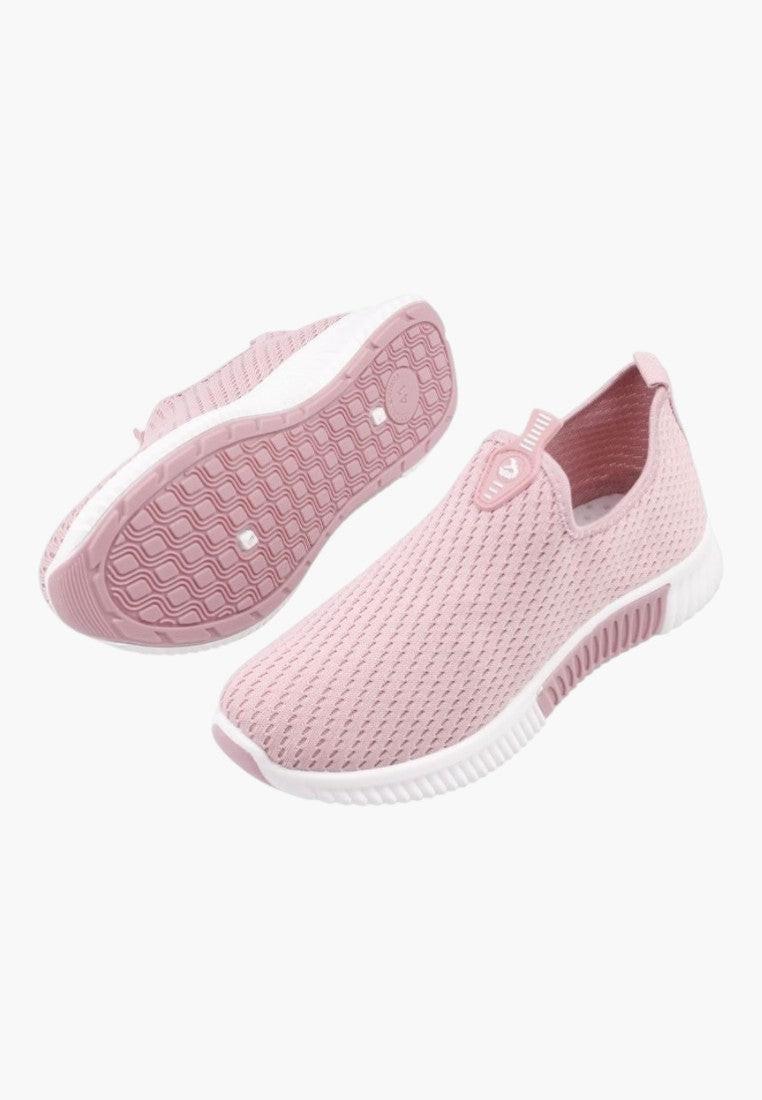 Różowe buty sportowe damskie z boku, z teksturowanym materiałem.