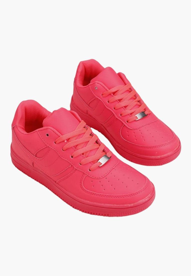 Różowe buty sportowe damskie z przodu, sznurowane, na białym tle