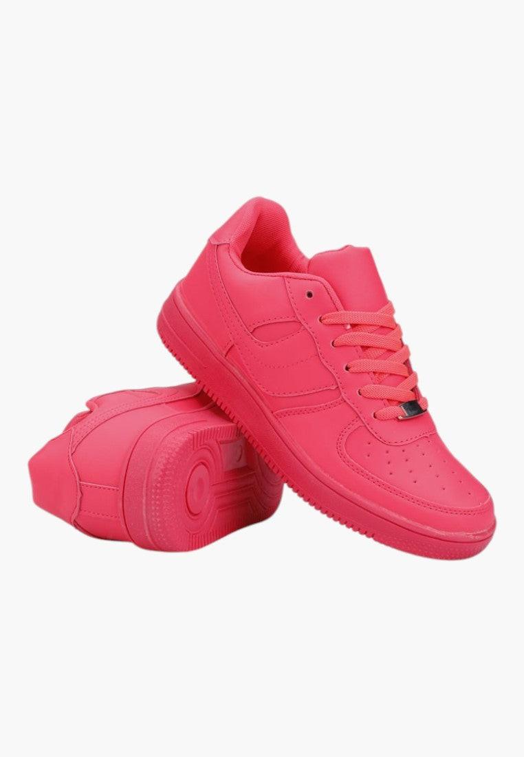 Różowe buty sportowe damskie z boku, sznurowane, na białym tle