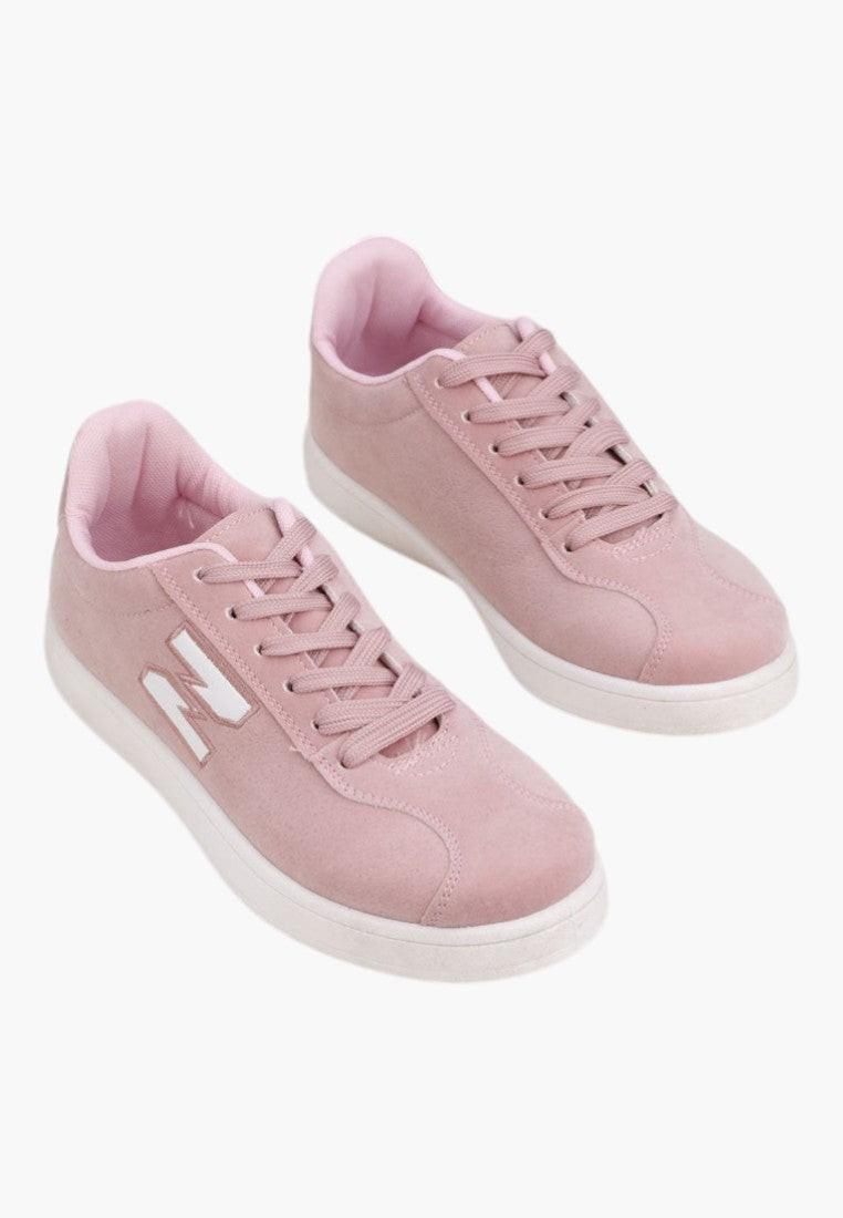 Różowe buty sportowe z ekozamszu, widok z przodu na białym tle
