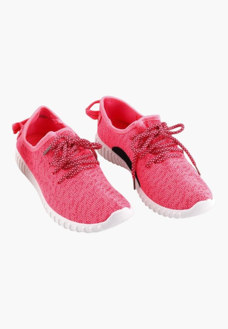 Różowe buty sportowe damskie z przodu, z ozdobnymi sznurówkami.