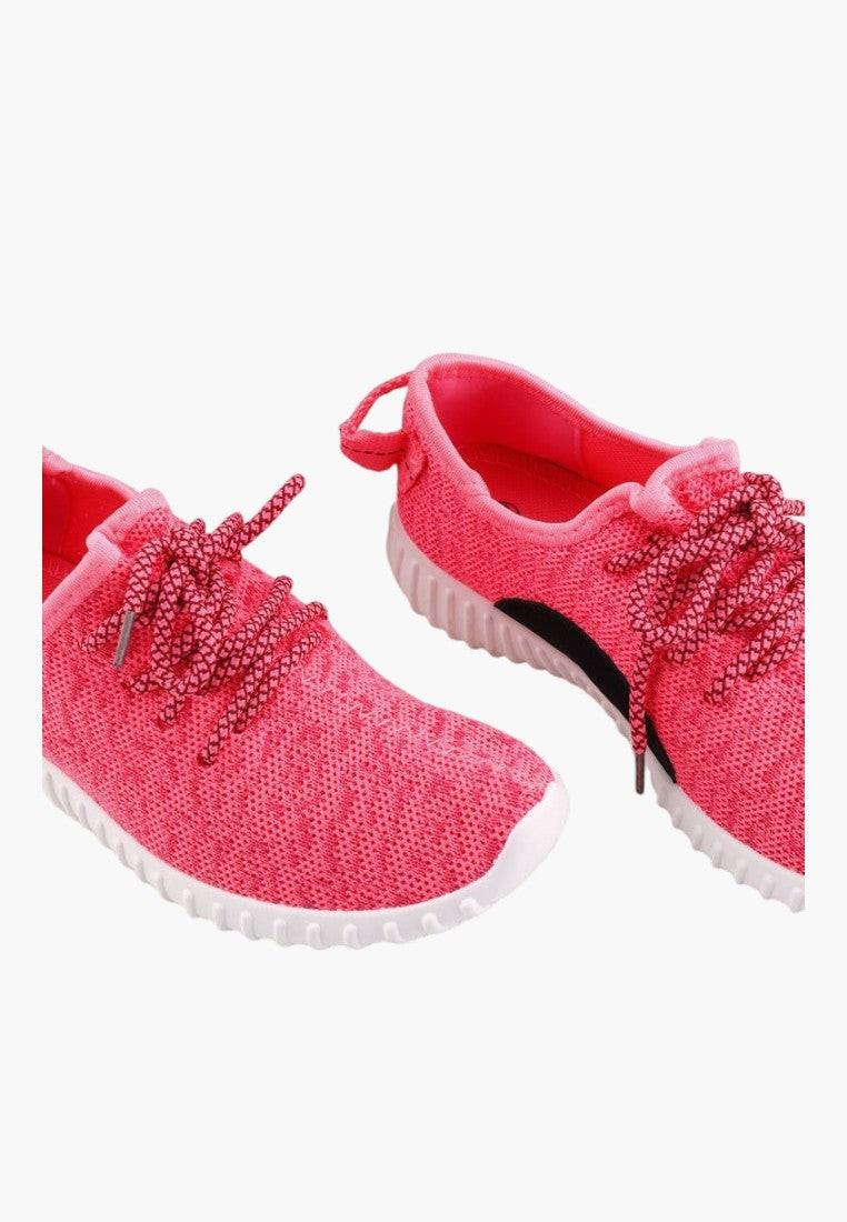 Różowe buty sportowe damskie z boku, z lekkiego i przewiewnego materiału.