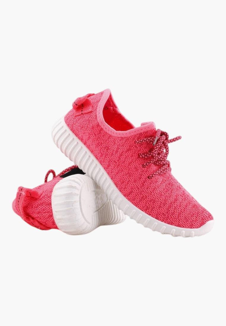 Różowe buty sportowe damskie z boku, z grubą podeszwą i zaokrąglonym czubkiem.