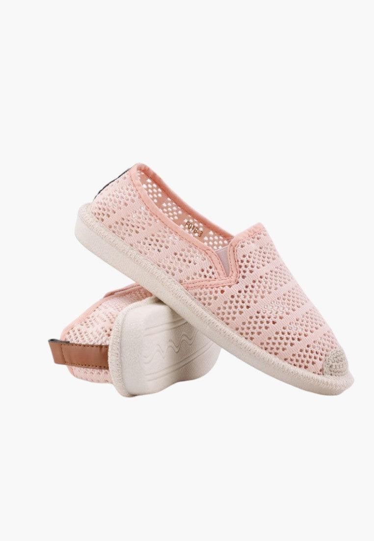 Różowe espadryle z plecionego sznurka w stylu życia, na białym tle