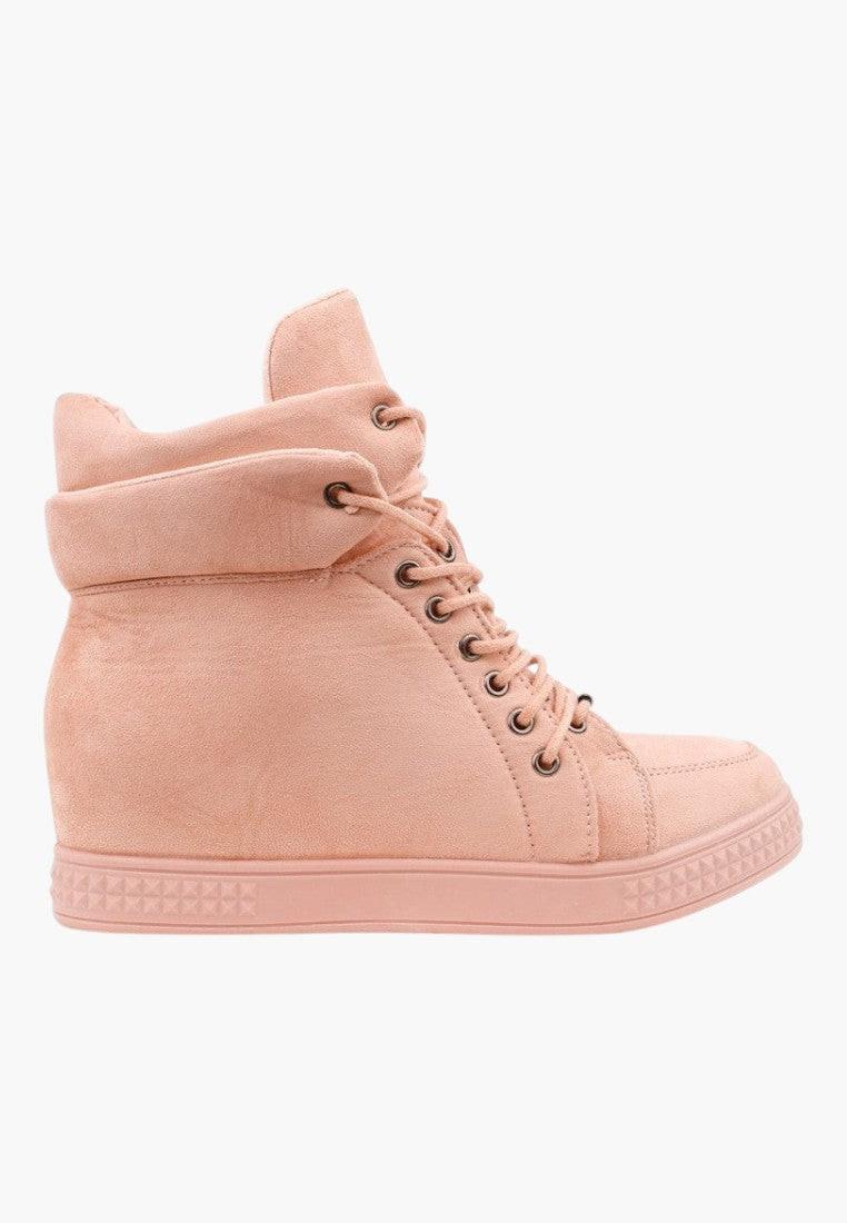 Różowe sneakersy damskie z ekozamszu, widok z boku, sznurowane.