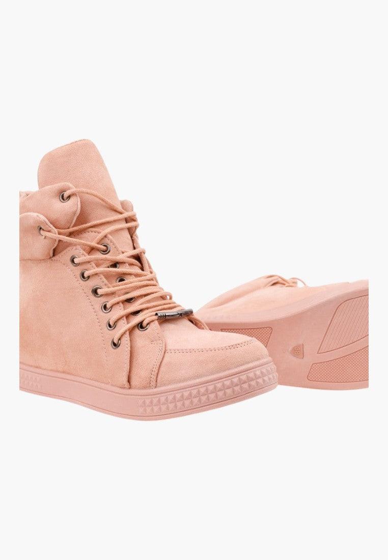 Różowe sneakersy damskie z ekozamszu, widok z innej perspektywy, sznurowane.