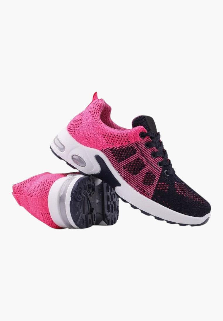 Różowe sneakersy damskie z grubą podeszwą, zbliżenie na detal.