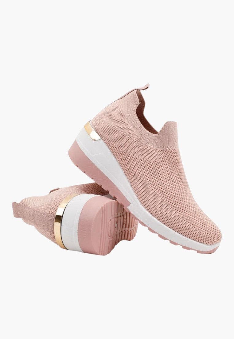 Widok z boku różowych sneakersów damskich z wsuwanym projektem.