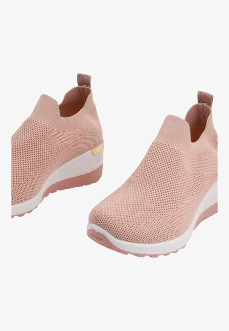 Widok z boku różowych sneakersów damskich z grubym spodem.
