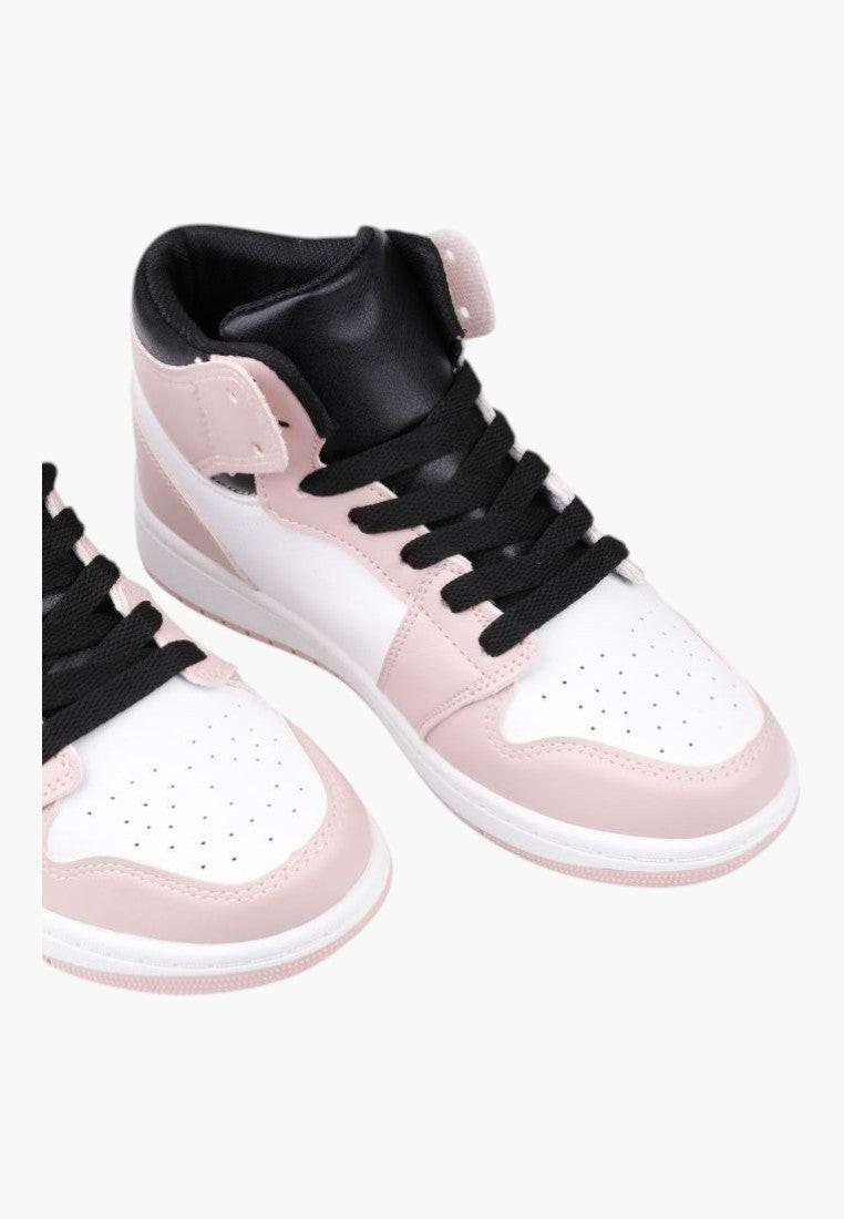 Zbliżenie na detal różowych sneakersów damskich z ekoskóry