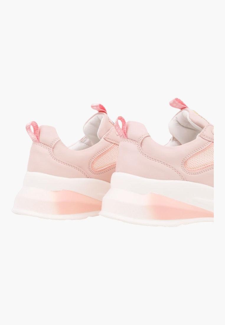 Inne ujęcie różowych sneakersów z ekoskóry, siateczkowy materiał, na białym tle.