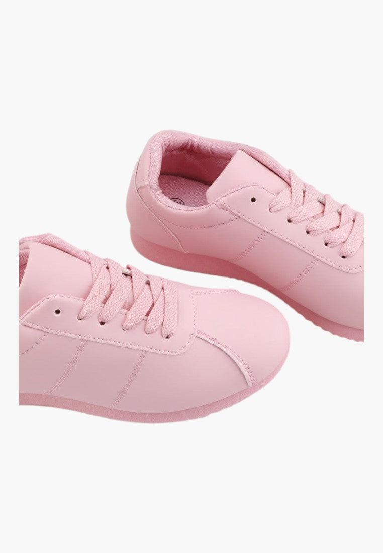 Widok z przodu różowych sneakersów z ekoskóry, zaokrąglony czubek, na białym tle.