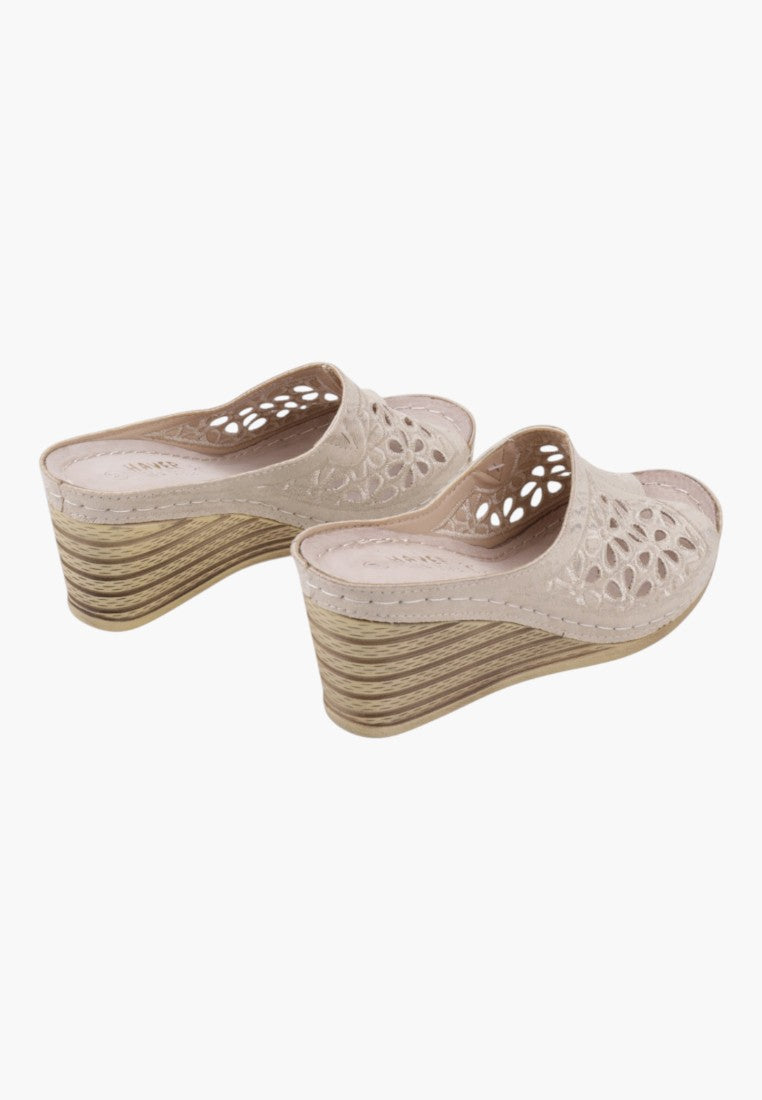 Beżowe buty na platformie z otwartym noskiem, widok z boku.