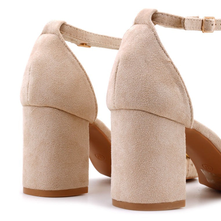 Beżowe sandały na słupku, widok z tyłu.