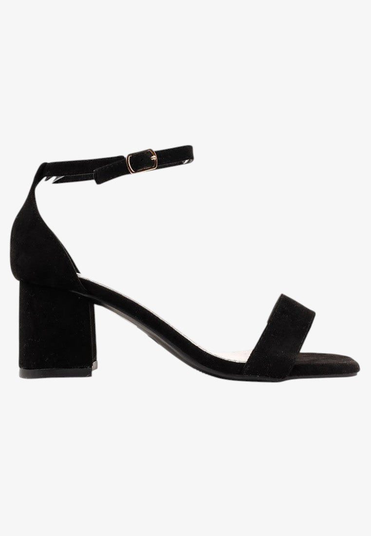 Czarne sandały damskie na słupku z boku, z paskiem wokół kostki.