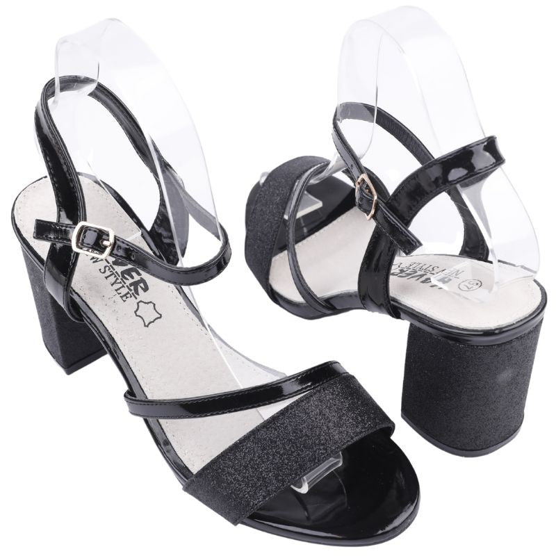 Inne ujęcie czarnych sandałów damskich na słupku z ankle strap na białym tle