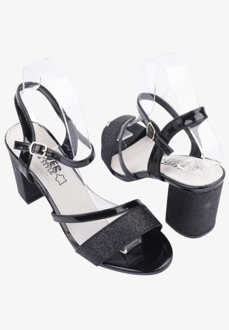 Inne ujęcie czarnych sandałów damskich na słupku z ankle strap na białym tle