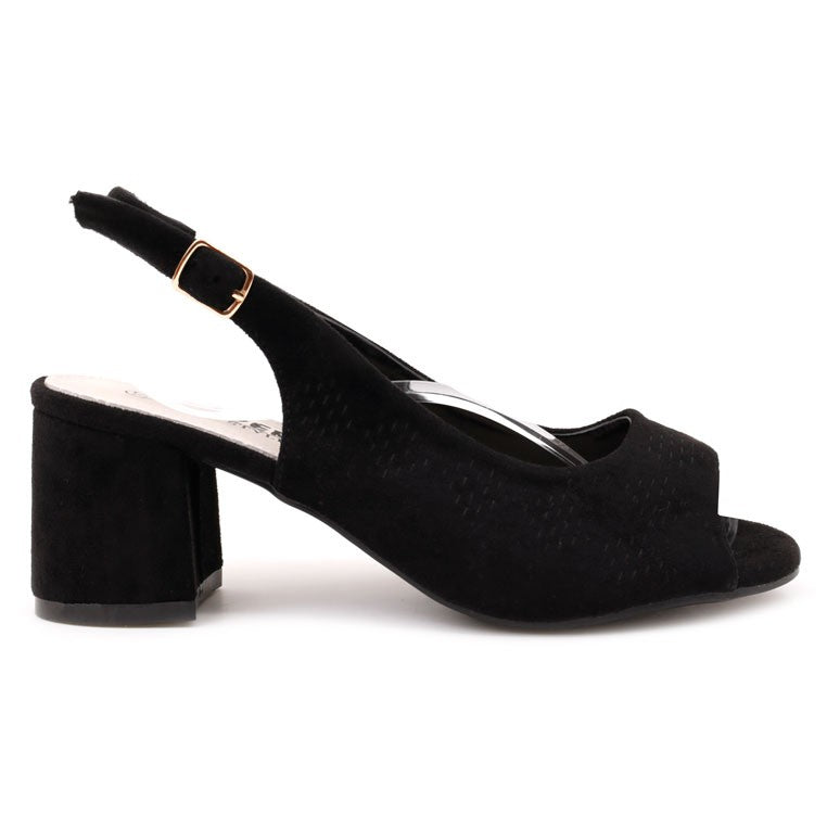 Czarne sandały damskie na słupku, widok z boku, z otwartym noskiem i sprzączką.