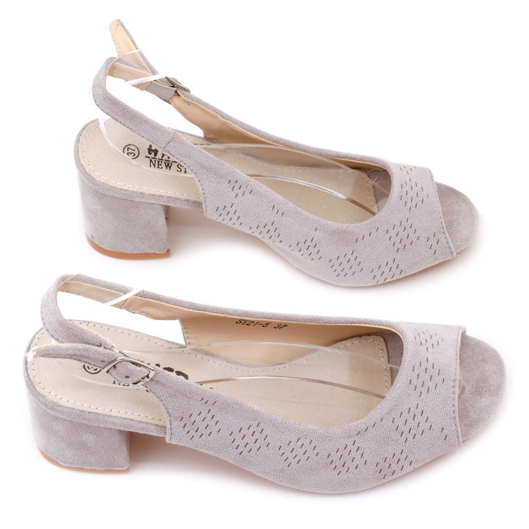 Jasno beżowe sandały damskie na słupku z odkrytymi palcami, widok z boku.