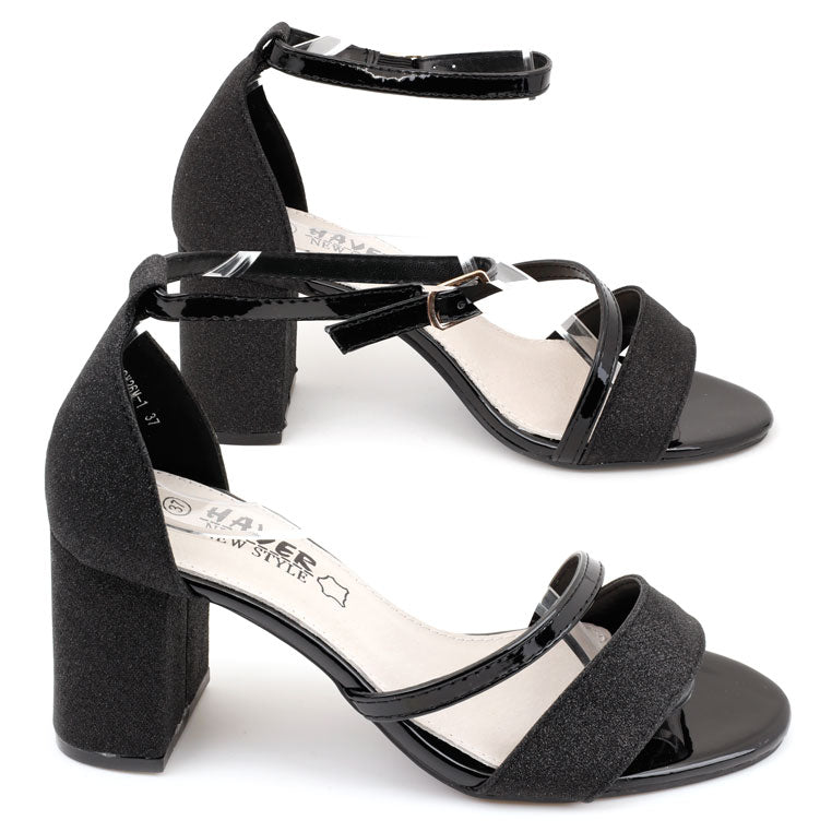 Czarne sandały na słupku, widok z boku z paskiem na kostkę.