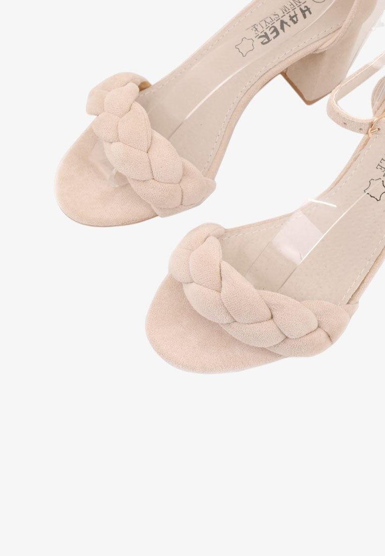 Beżowe buty na wysokim obcasie, widok z boku, z plecionym paskiem.