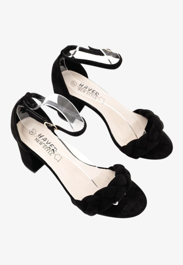 Sandały damskie na obcasie zamszowe, detal z paskiem wokół kostki, widok z bliska.