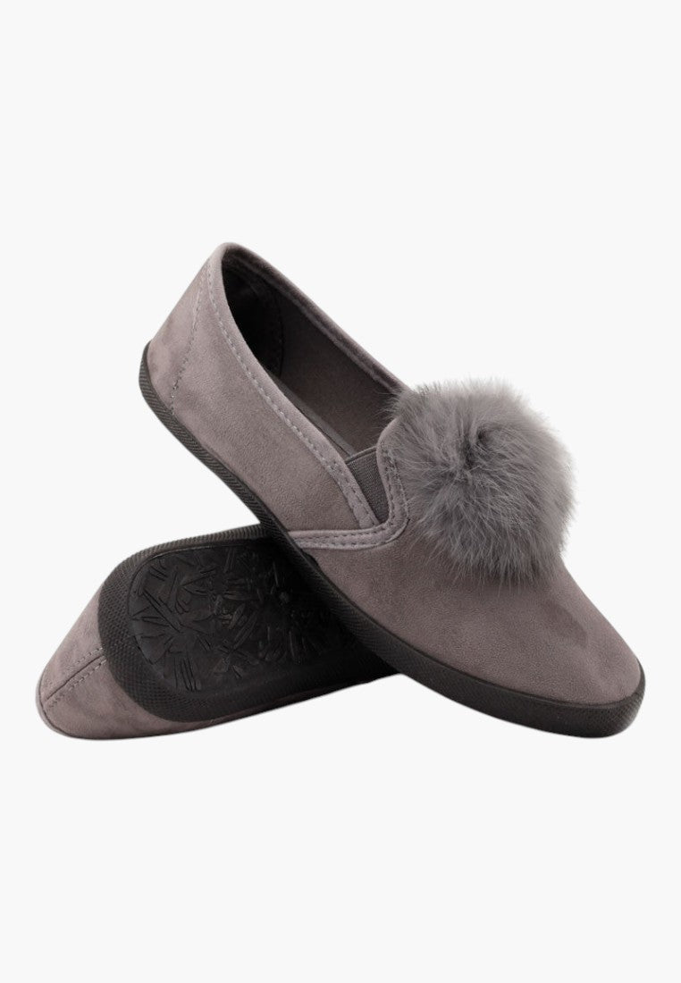Ciemno szare slip on tenisówki, zbliżenie na detal