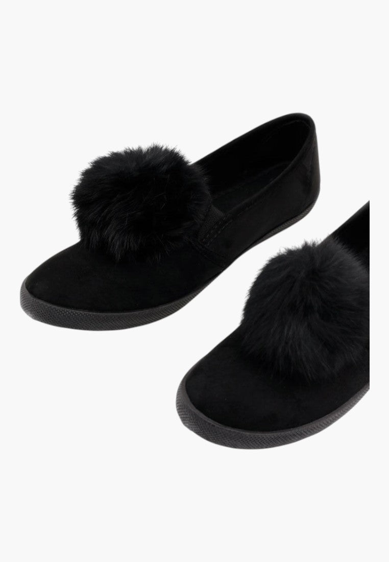 Czarne slip-on tenisówki z dużym pomponem, widok z góry