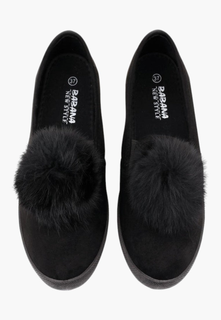 Czarne slip-on tenisówki z dużym pomponem, stylizacja na białym tle