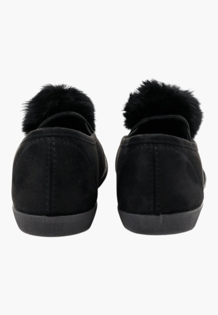 Czarne slip-on tenisówki z dużym pomponem, widok z tyłu